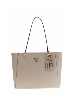 Sac cabas beige Guess avec une seule bandoulière noire, ferrures dorées, logo triangulaire et porte-clés avec les inscriptions "Guess" et "1981".