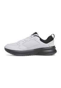 Zapatillas deportivas ligeras en material sintético gris con acentos en negro. Cuentan con una parte superior texturizada, diseño con cordones y una suela acolchada.