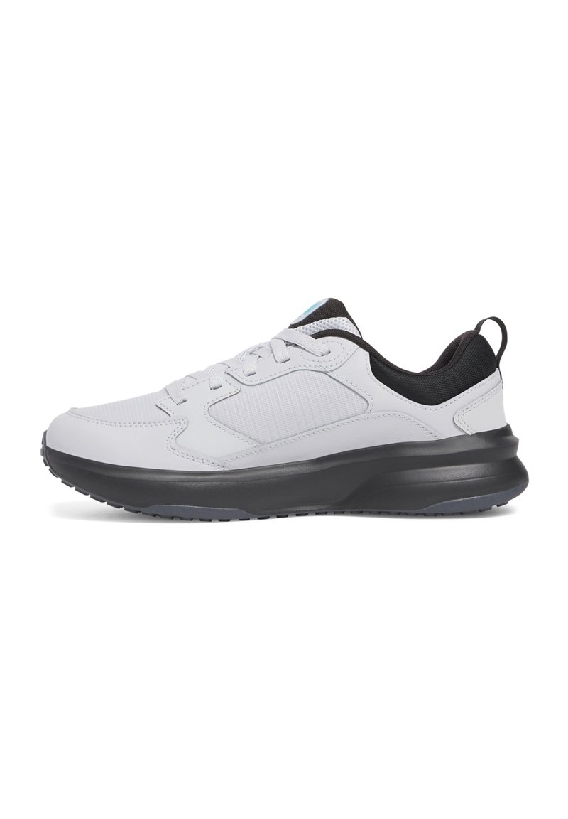 Zapatillas deportivas ligeras en material sintético gris con acentos en negro. Cuentan con una parte superior texturizada, diseño con cordones y una suela acolchada.