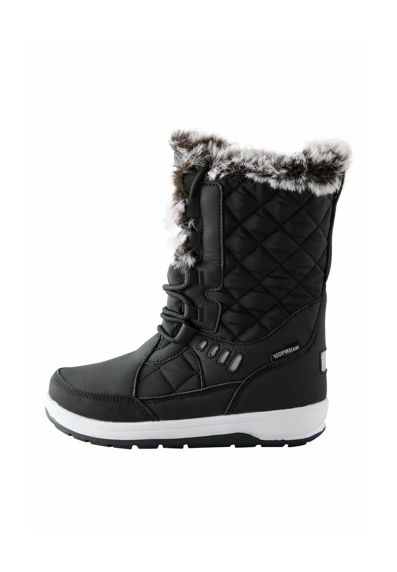 Czarne wodoodporne zimowe buty z pikowanymi bokami, sztucznym futrem, sznurowaniem z przodu i białą podeszwą, zaprojektowane do noszenia w zimnych warunkach.