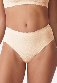 Beige kanten high-waisted brief met een golvende taille, voorzien van een bloemenpatroon en zachte, gestructureerde stof.