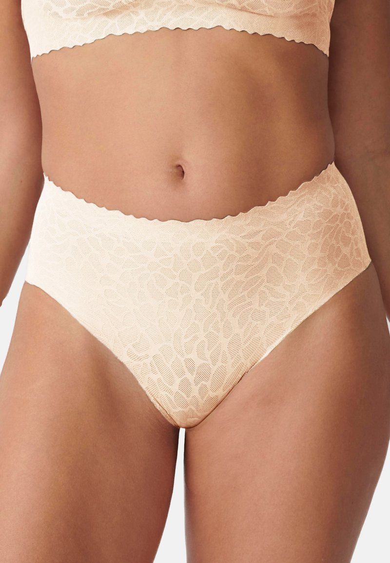 Beige kanten high-waisted brief met een golvende taille, voorzien van een bloemenpatroon en zachte, gestructureerde stof.