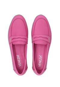 Roze leren loafers met een gladde textuur, een decoratieve band en gestikte details op de bovenkant. Platte zool met een ronde neus.
