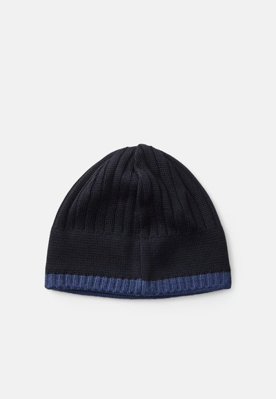 Gorro de malha em azul marinho escuro com um punho canelado azul claro. O design apresenta um padrão texturizado por todo o corpo.