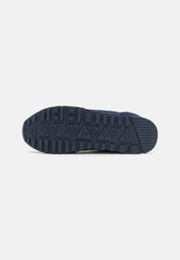 Sole in gomma blu navy con texture antiscivolo, caratterizzata da motivi geometrici e sezioni rialzate per una migliore aderenza, con un design robusto e piatto.
