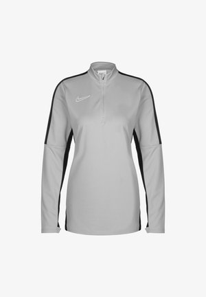 Maglietta sportiva grigia a maniche lunghe con zip a un quarto e accentuazioni nere sulle spalle, realizzata in un tessuto liscio e leggero. Presenta un logo sul petto.