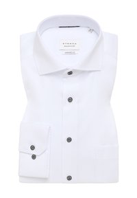 Camicia bianca con colletto classico, sei bottoni neri e una tasca sul petto. Presenta un tessuto liscio e maniche ripiegate.