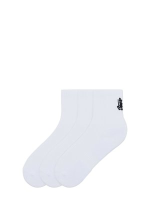 Drei Paar weiße Knöchelsocken mit schwarzem Logo-Text auf der Oberseite nahe dem Bündchen, nebeneinander auf weißem Hintergrund dargestellt.