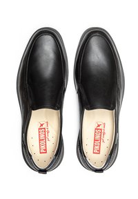 Zapatos negros de piel sin cordones con un acabado suave, punta redonda y paneles laterales elásticos. El interior cuenta con una amortiguación perforada y una marca.