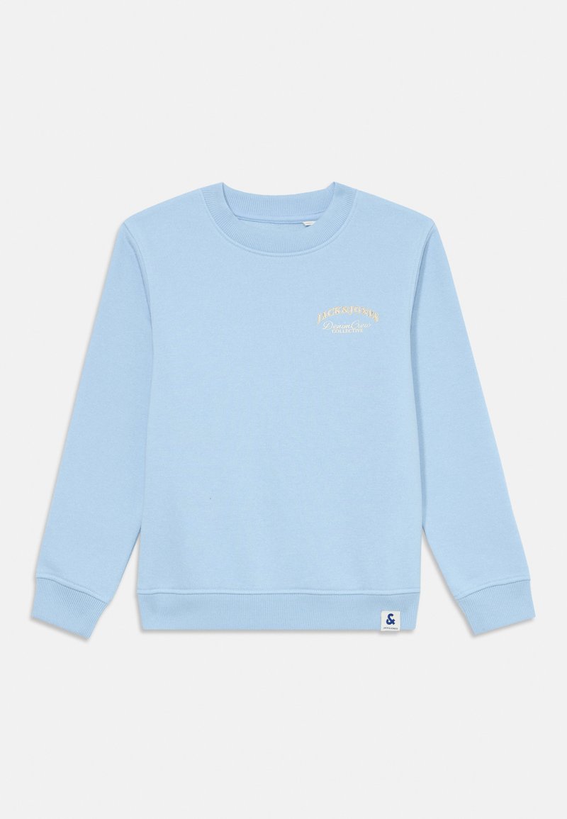 Světle modrá mikina s kulatým výstřihem a dlouhými rukávy, malý béžový text "JACK & JONES Denim Crew Collective" na hrudi a značková visačka na lemu.