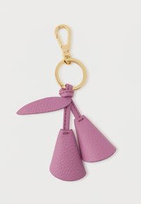 Μωβ δερμάτινο μπρελόκ με δύο κωνικούς κοσμήτες και μια επίπεδη λεπτομέρεια φύλλου. Περιέχει κλιπ και δαχτυλίδι από χρυσό μέταλλο για προσάρτηση.