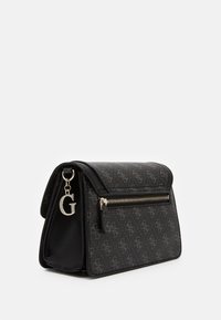 Černá kabelka s geometrickým vzorem, vyznačující se strukturálním designem, zipovým uzávěrem a stříbrným přívěskem ve tvaru písmene "G". Texturovaný syntetický materiál.