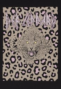 Čierne tričko zobrazuje skáčúcu leoparda v sivej farbe so žltými očami, obklopeného béžovým a ružovým leopardím vzorom. "DEF LEPPARD" v striebornom písme.