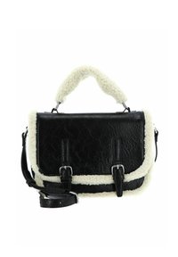 Sac en cuir noir avec garniture en peluche blanche, doté d'une poignée supérieure et d'une bandoulière réglable, fermé par deux boucles argentées à l'avant.