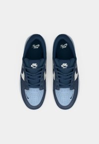 Sneakers Nike SB Force 58 au o parte superioară din suede albastru, cu panouri din piele albastră deschisă și un swoosh alb. Include șireturi plate albastre și o limbă căptușită.