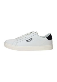 Baskets en cuir blanc avec une texture lisse, semelle en caoutchouc et accent bleu marine au talon. Détail du logo noir sur le côté.