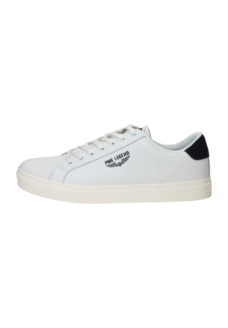 Baskets en cuir blanc avec une texture lisse, semelle en caoutchouc et accent bleu marine au talon. Détail du logo noir sur le côté.