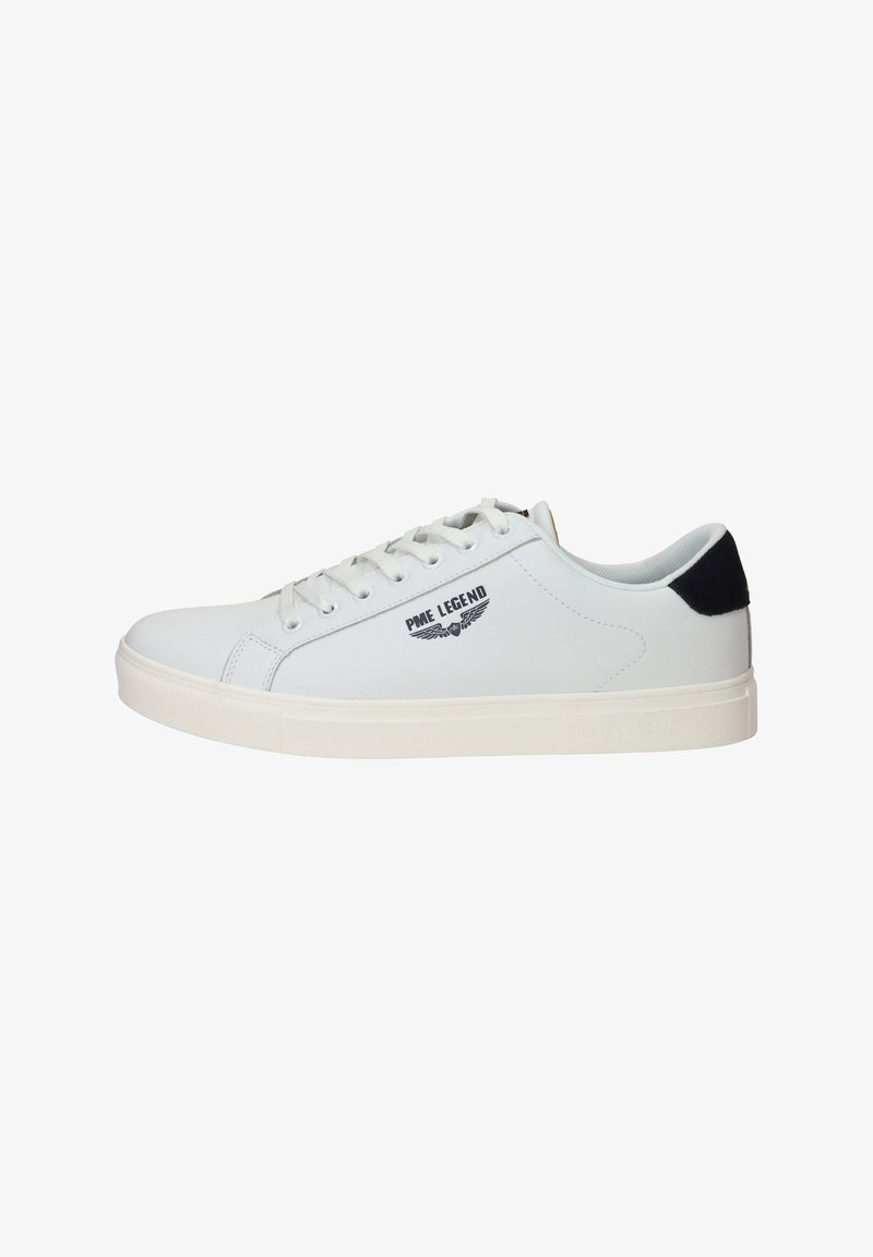 Witte leren sneaker met een gladde textuur, rubberen zool en marineblauwe accenten bij de hiel. Bevat zwarte logodatastieken aan de zijkant.