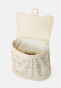 Borsa color crema con una texture intrecciata e una base in pelle liscia. Caratterizzata da una chiusura a pattina sicura con un fermaglio dorato e una tasca interna.