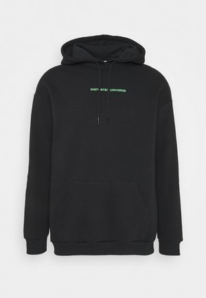 Schwarzer Hoodie mit Fronttasche, Kordelzug und kleinem grünen Text "DISTORTED UNIVERSE" mittig auf der Brust.