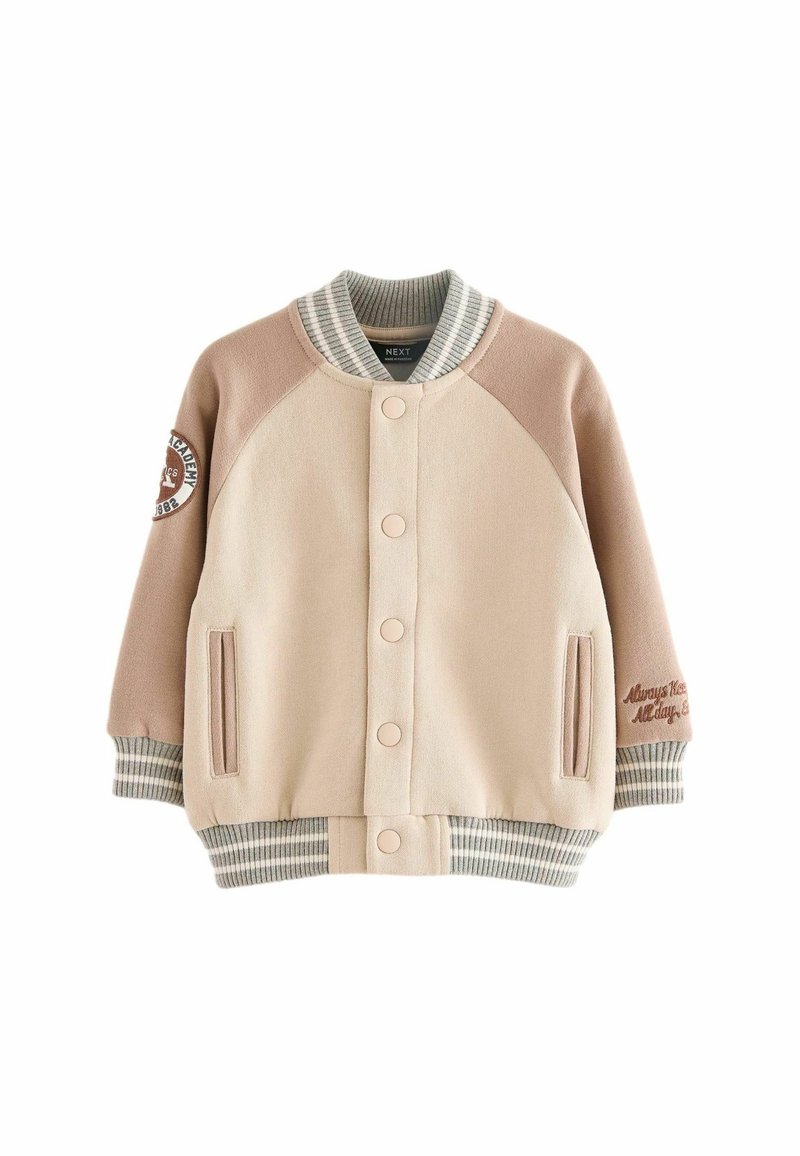 Veste de type varsity pour enfants en beige et marron clair avec col, poignets et ourlet côtelés rayés, boutons pression, poches latérales et écussons sur les manches.