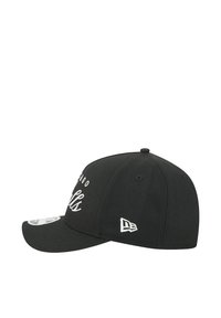 Schwarze Baseballmütze mit gebogenem Schild, besticktem weißen Schriftzug auf der Vorderseite und kleinem Logo an der Seite. Hergestellt aus Stoffmaterial.