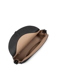 Sac à bandoulière en cuir noir avec une surface texturée, un intérieur beige et une fermeture à pression. Dispose d'une seule sangle ajustable.