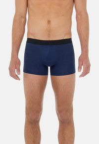 Marinblå boxershorts i mjukt tyg, med svart elastisk midja med varumärkeslogotyp, designade för en snug passform och komfort.