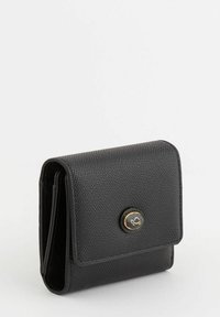 Billetera de cuero texturizado negro con cierre de solapa y un botón redondo con acento dorado. Diseño compacto con múltiples ranuras para tarjetas.