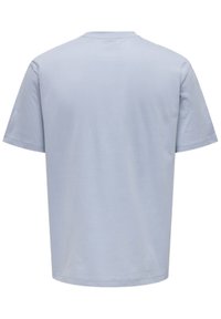 Hellblaues Baumwoll-T-Shirt mit kurzen Ärmeln, Rundhalsausschnitt und lockerer Passform. Sanfte Textur ohne sichtbare Muster oder Beschläge.