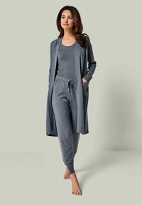 Graues Lounge-Set bestehend aus einem langen Cardigan, einem gerippten Tanktop und tapered Sweatpants mit verstellbarem Bund und seitlichen Taschen.