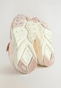 Lyserøde sneakers med en blanding af glatte og teksturerede materialer, med en hvid gummisål og mønstret sål for bedre greb.
