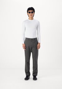 GAP SLIM PERFORMANCE STRETCH - Pantaloni chino - soft black