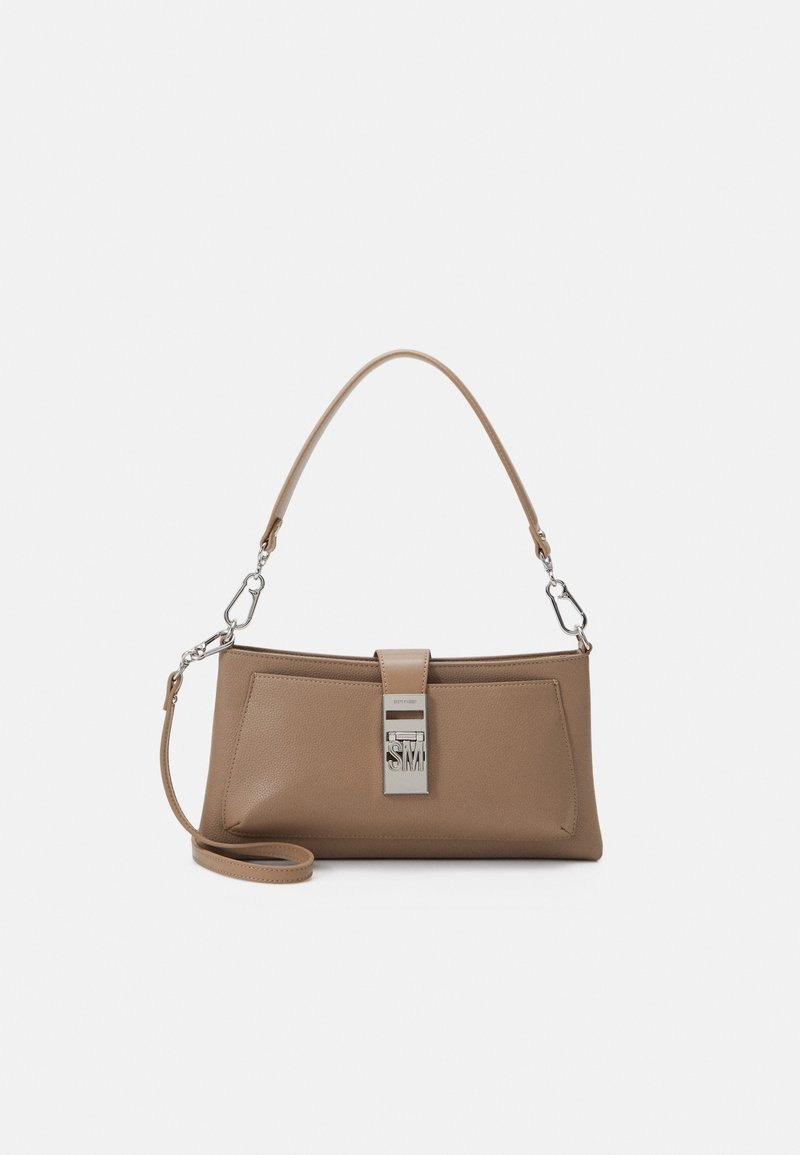 Sac à main rectangulaire en cuir tan avec fermeture argentée et courtes poignées doubles détachables sur fond blanc.