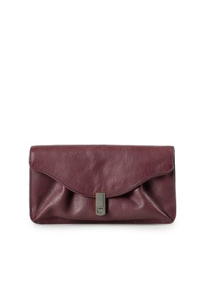  Pochette rettangolare in pelle color bordeaux con patta curva e piccola chiusura a scatto rettangolare in metallo al centro frontale.