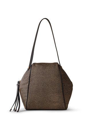 Borsa a mano marrone con trama, design strutturato, dettagli in pelle nera, tracolla lunga e tasca laterale con cerniera decorata con nappine.