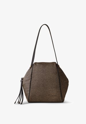 Borsa a mano marrone con trama, design strutturato, dettagli in pelle nera, tracolla lunga e tasca laterale con cerniera decorata con nappine.
