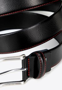 Cinturón de cuero negro con costuras rojas, hebilla de metal plateado con un pasador, que muestra una textura suave y un diseño elegante. Bucle redondo para ajuste.