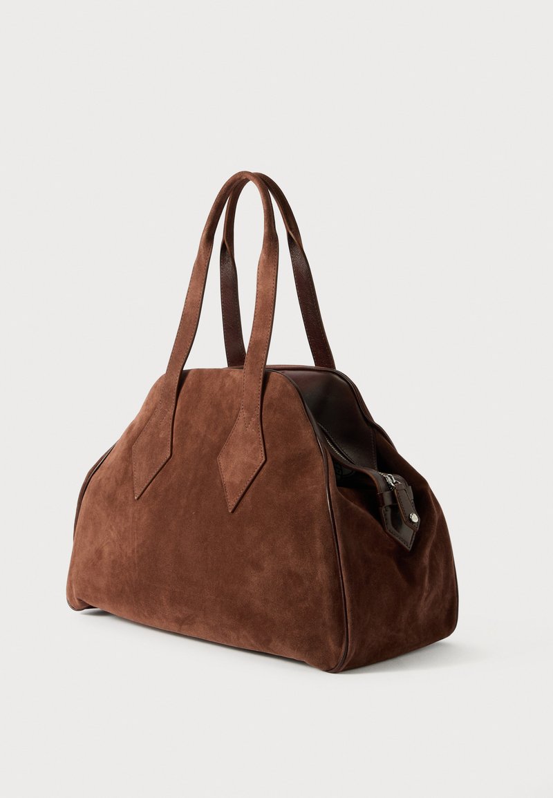 Bolso de ante marrón con acentos de cuero, con forma estructurada, doble asas y paneles diagonales a los lados. Apertura con cremallera.