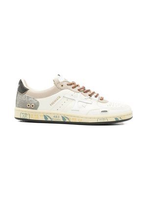 Baskets basses blanches avec des accents beige et gris, lacets marron, logo sur le côté, et semelle imprimée multicolore.