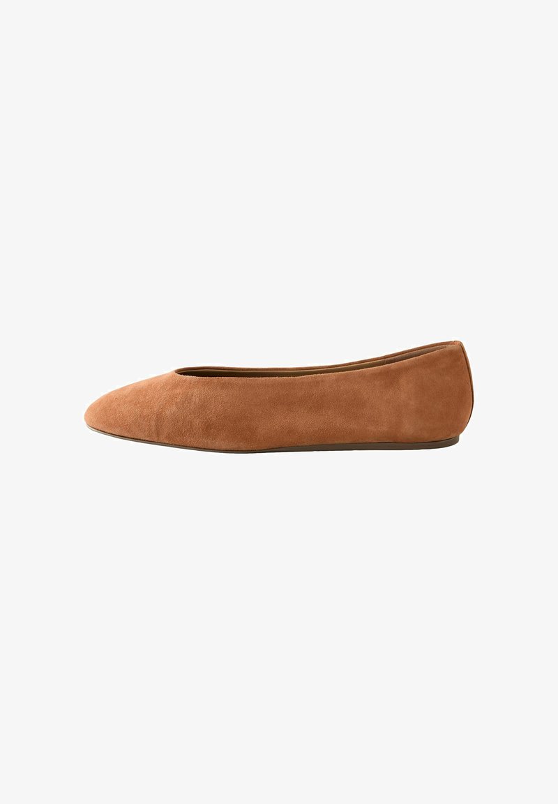 Braune Wildleder-Ballettschuhe mit runder Zehenpartie, niedrigem Absatz und glatter Textur. Einfaches Design ohne sichtbare Muster oder Verzierungen.