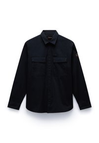 Sort langærmet skjorte med krave, der lukkes med knapper, to forlommer og et logo-patch påærmet. Glat stof med en struktureret design.