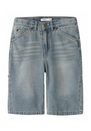 Világoskék farmer rövidnadrág elülső zsebekkel, övbújtatókkal, gombos záródással és finom fakított részletekkel.