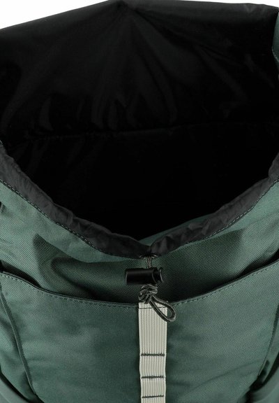 Zaino in tessuto verde con esterno testurizzato, interno nero, chiusura con cordoncino e un accento in nylon sulla parte laterale.