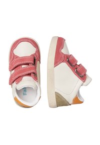 Scarpe per bambini in pelle bianca, con cinturini in suede rosa e dettagli arancioni sul tallone, mostrate in vista dall'alto e di lato su uno sfondo bianco.