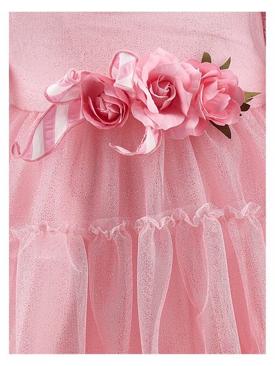 Roze tule jurk met een gerimpelde zoom, versierd met drie stoffen rozen en gestreepte lint. Heeft een glinsterend effect op de bovenkant en lagen.