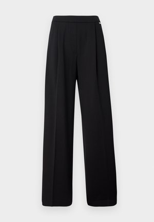 Zwarte wijde broek met een gladde textuur, elastische tailleband en subtiele zijzak. Kenmerken een tailormade ontwerp en strakke lijnen.