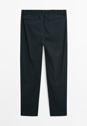 Černé kalhoty rovného střihu s elastickým pasem, dvěma zadními kapsami a poutky na pásek, vystavené na bílém pozadí.