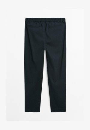 Černé kalhoty rovného střihu s elastickým pasem, dvěma zadními kapsami a poutky na pásek, vystavené na bílém pozadí.