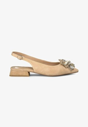 Beige Wildlederschlupfsandalette mit einem niedrigen Blockabsatz. Verfügt über eine dekorative Verzierung mit Perlen und metallischen Akzenten an der Zehenpartie.
